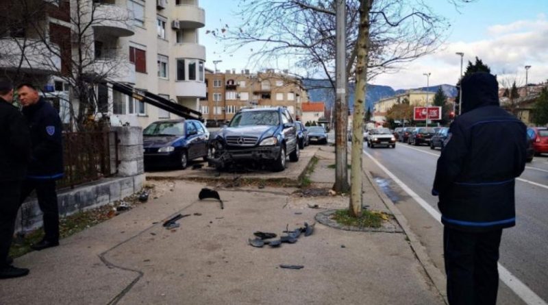 Mostar: Dileru raznijeli dva skupa Mercedesa