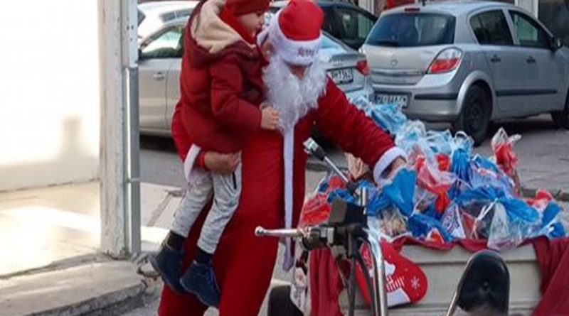 Odgovor na plakate “Čuvajte se bradonje”: Ultrasi djeci dijelili paketiće pod parolom “Stigao Bradonja”