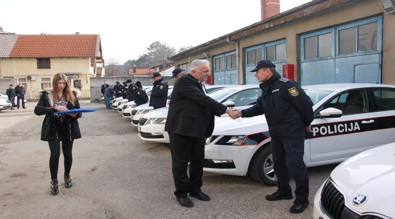 Obavljena primopredaja 11 novih policijskih vozila u sjedištu MUP-a Hercegbosanske županije u Livnu