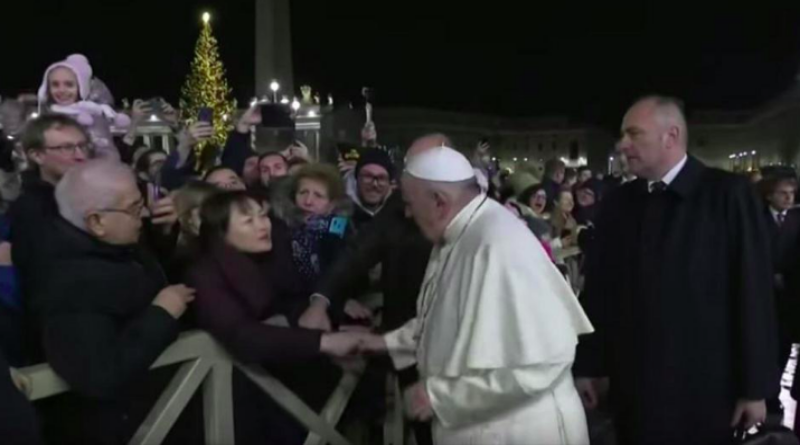 VIDEO Papu Franju zaskočila obožavateljica, a on ju udario