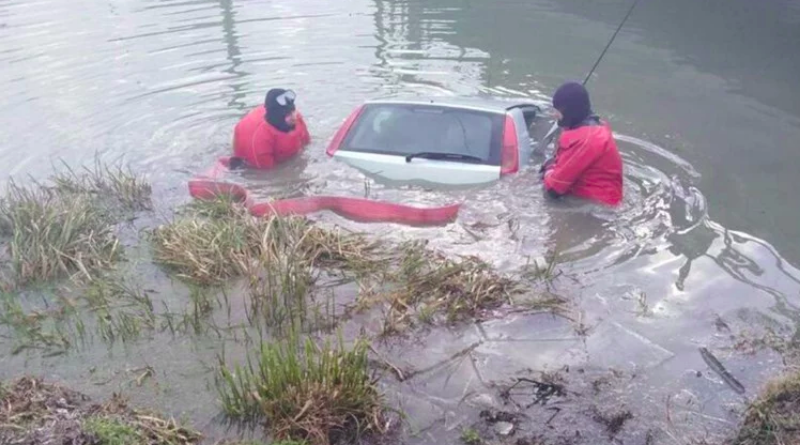 Vozač sletio u Pakru, spasili ga slučajni prolaznici