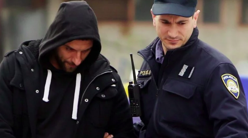 Ovo je specijalac osumnjičen za iznudu, ispitan je na sudu