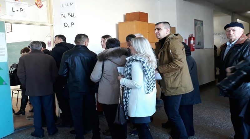 Unatoč jakoj buri birači u Livnu pristižu već od ranih jutarnjih sati