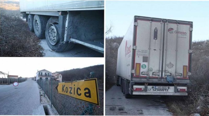 Halo, GPS?! Kod Imotskog zapeo kamion pun sira, ne ide ni naprijed ni nazad