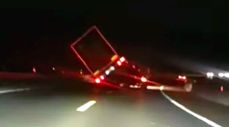 VIDEO Pogledajte kako vjetar prevrće kamion na autocesti