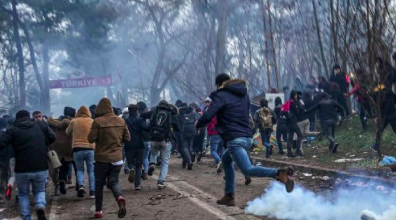 Kaos na granici: Migranti bacaju kamenje na policiju, bačeni suzavci (VIDEO)