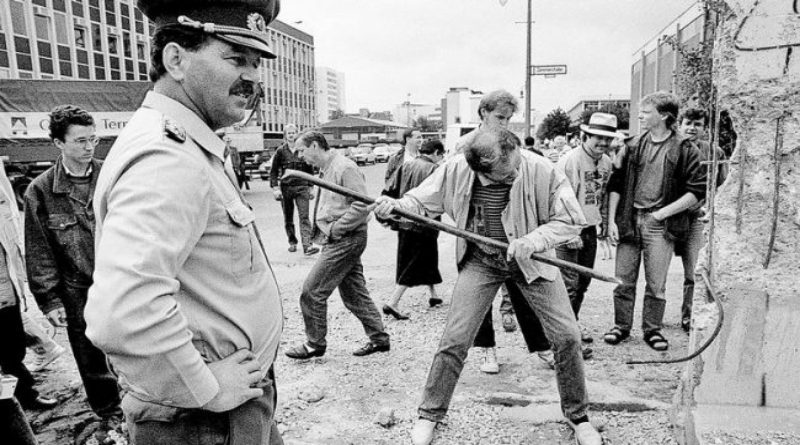 U ŠTO SMO VJEROVALI 9. STUDENOGA 1989., A ŠTO NAM SE DOGODILO Svjedoci vremena: Sedam priča o životu u socijalizmu, velikim očekivanjima i stvarnosti
