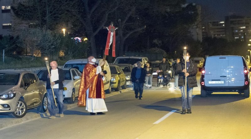 Neobična procesija u Splitu: vjernici klečali uz cestu i na balkonima sklopili dlanove, a župnik ih blagoslivljao; Na Mertojaku obredi ‘s visine‘