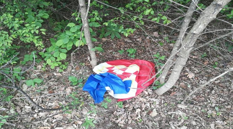 Pocijepana zastava hrvatskoga naroda na spomeniku poginulim hrvatskim braniteljima