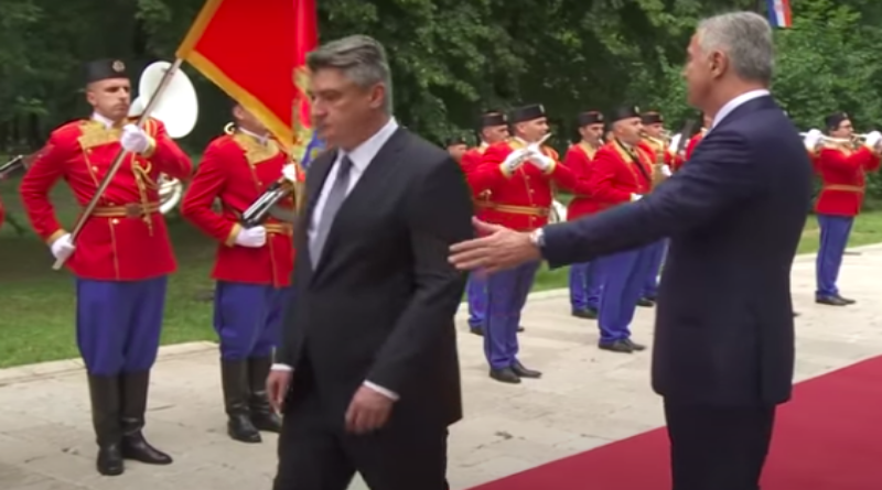 Milanović prošao pored crnogorske zastave, Đukanović ga vratio (VIDEO)