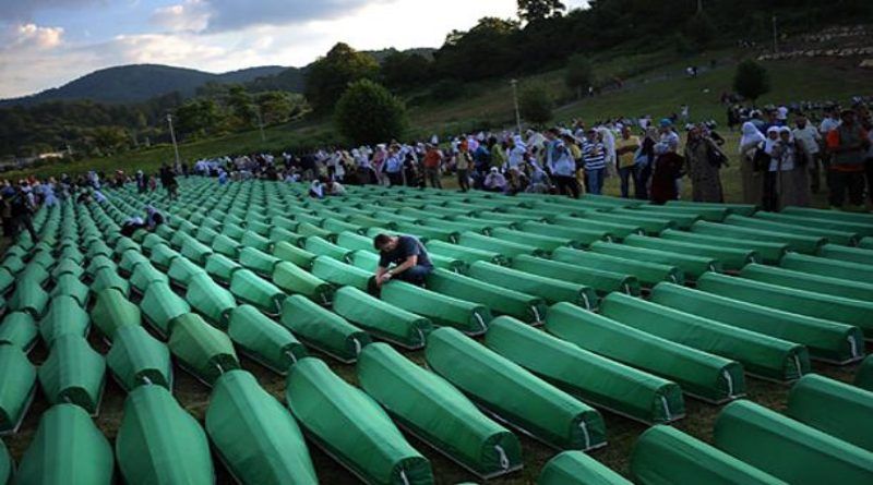OBLJETNICA SREBRENICE: 'Brinem se za cvijeće da ne poludim, a cvjetovi su mi u crnoj zemlji'