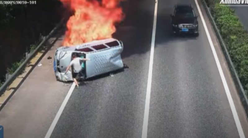 Drama na autoputu: Spasio je tri života, dok su drugi samo prolazili pored zapaljenog automobila (VIDEO)