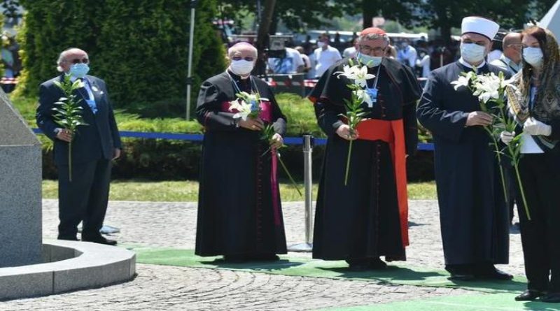 SREBRENICA: Položeno cvijeće na Memorijalni kamen u Potočarima