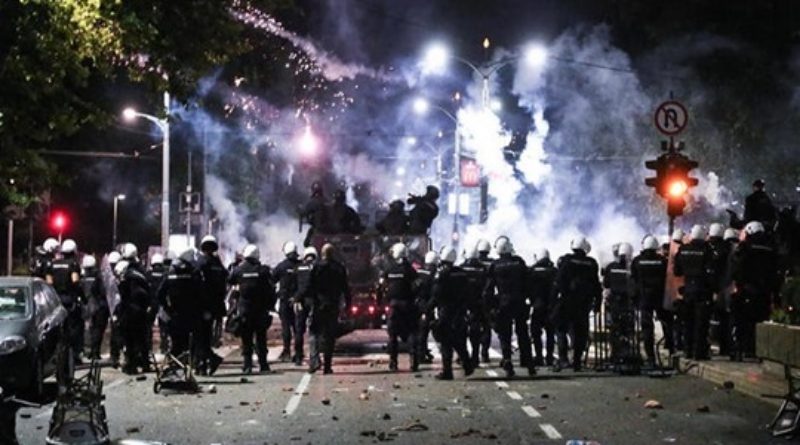KAOS U BEOGRADU: Gore kontejneri, policiju gađaju kamenjem, ona uzvraća suzavcima