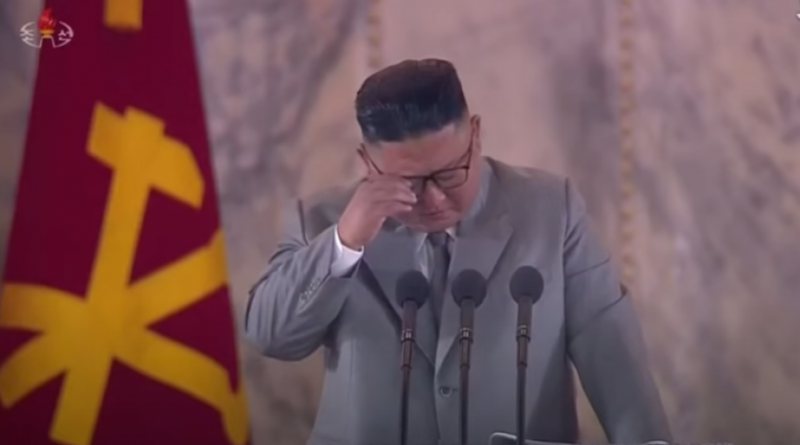 Kim Jong Un zaplakao na vojnoj paradi (VIDEO)