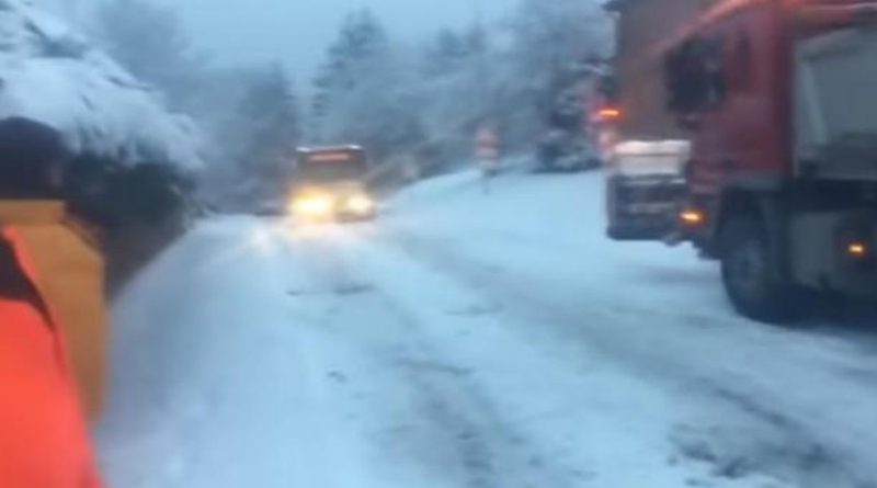 Autobus zapeo u snijegu, mještani s oduševljenjem gledali tko ga je izvukao