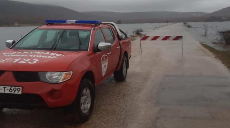 Poplave u Tomislavgradu: Zatvorena prometnica u Vinici, mještani ispumpavali vodu iz domova