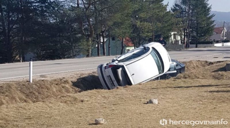 TOMISLAVGRAD: Dva automobila završila u kanalu uz prometnicu