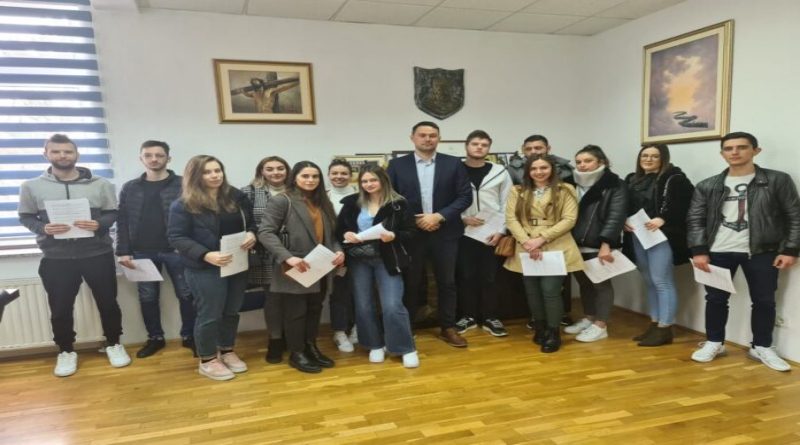 NAČELNIK BUNTIĆ RADI PUNOM PAROM: Potpisani ugovori o stipendiranju 35 redovitih studenata