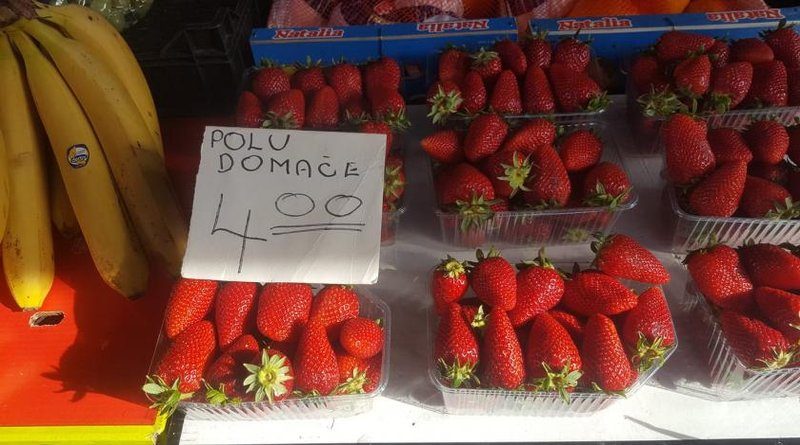 Hit na travničkoj tržnici: Prodaju "poludomače" jagode