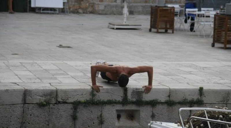 Pernar prodaje izlete u Dubrovniku, u pauzama radi sklekove