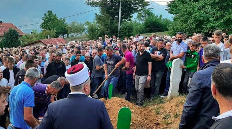 FOTO Veliki broj ljudi na pokopu dječaka kojeg je usmrtio gol na satu tjelesnog