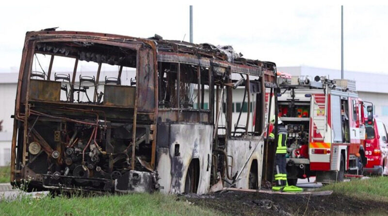 FOTO Vatra kod Varaždina progutala autobus. Bio je pun radnika, bježali su van