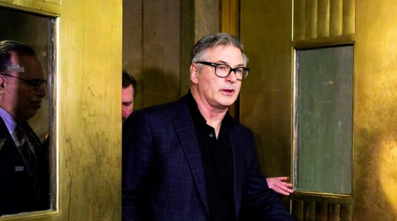 Glumac Alec Baldwin pucajući iz rekvizita na snimanju filma usmrtio snimateljicu