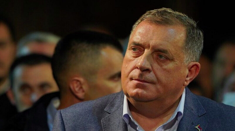 Dodik podivljao u parlamentu, brutalno vrijeđao ljude: "Izdajice, balvani..."