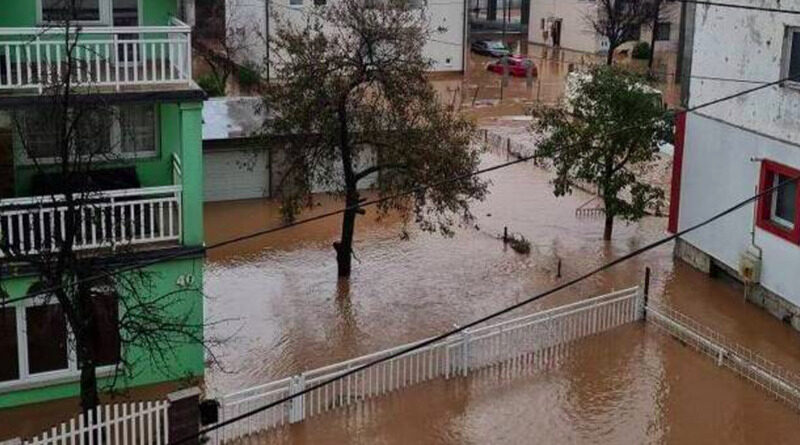 Alarmantno kod Sarajeva: Kuće pod vodom, naselja bez struje, evakuiraju se građani iz staračkog doma