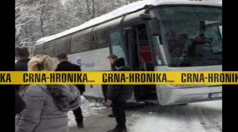 Užas kod Vareša: Autobus s djecom zaglavio u snijegu na metar od provalije