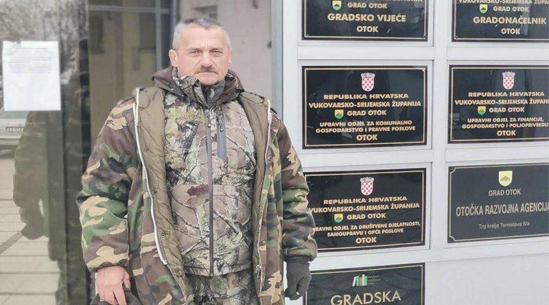 Branitelj štrajka glađu pred uredom HDZ-ovog gradonačelnika: ‘Troši novac na ludosti, a ne da nam cestu’