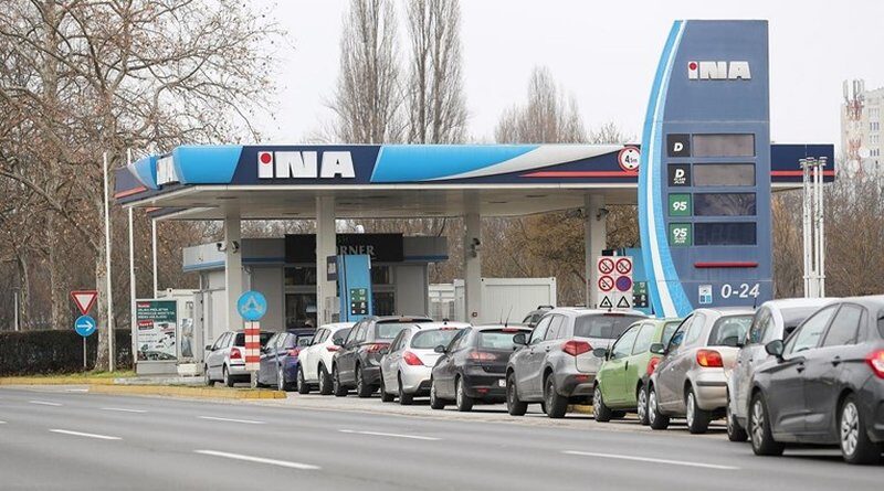 Od sutra tank goriva skuplji više od 40 kuna. Ogromne gužve na pumpama