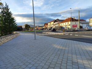 Novi izgled središta Tomislavgrada: kružni tok, uređeni pločnici i postavljen natpis “I Love TG”