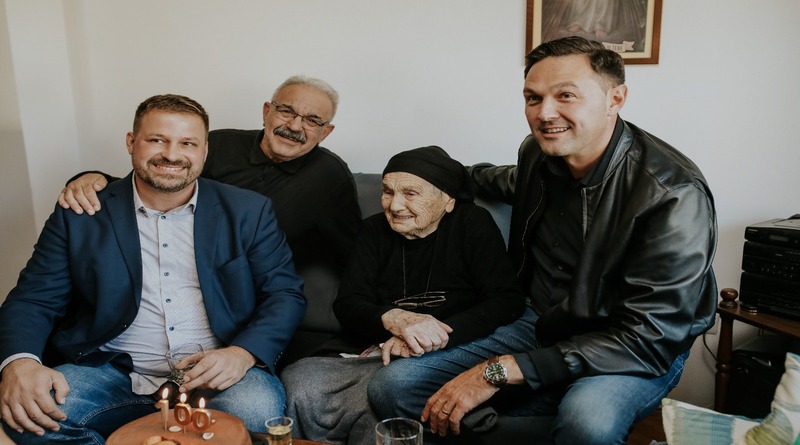 Baka Jela iz Seonice proslavila stoti rođendan u Đakovu – u posjet stigao načelnik Buntić