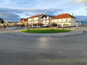 Novi izgled središta Tomislavgrada: kružni tok, uređeni pločnici i postavljen natpis “I Love TG”