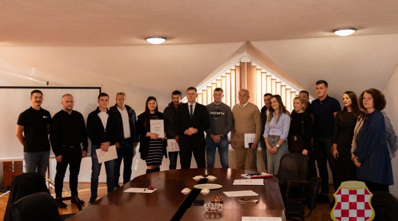 Podrška za 19 projekata: Ministar Perić potpisao ugovore o potporama mladim poljoprivrednicima, udrugama i agroturizmu