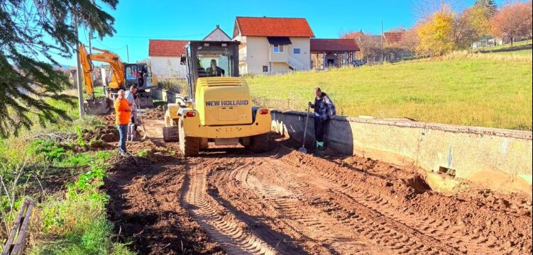 Započelo asfaltiranje lokalne ceste u naselju Strupnić