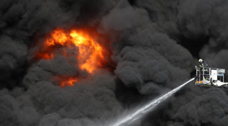 Požar u skladištu guma u Svetoj Nedelji, ozlijeđen jedan radnik