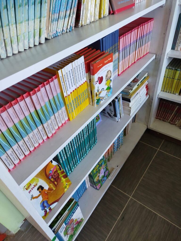 Modernizirana knjižnica OŠ „Glamoč“ uz potporu Središnjeg državnog ureda