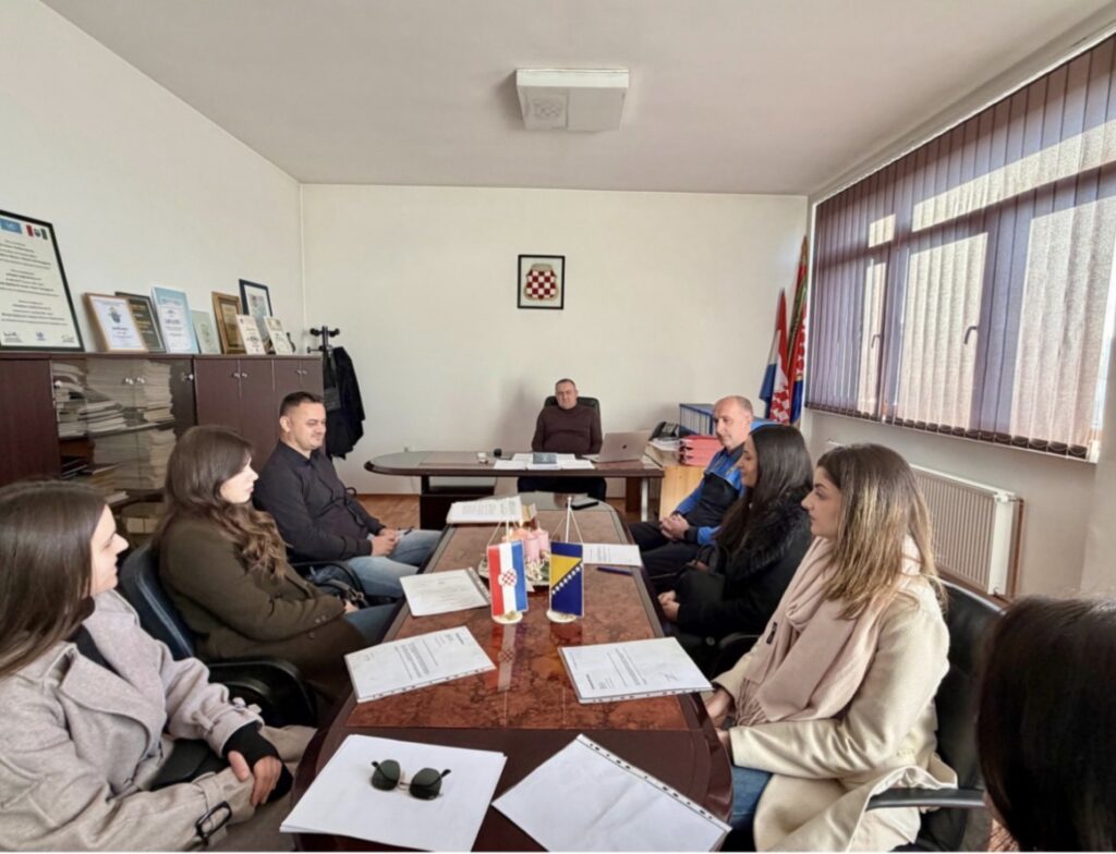 Potpisivanjem ugovora s Ministarstvom unutarnjih poslova HBŽ šest novih kadeta službeno započelo obuku za čin “mlađi inspektor”