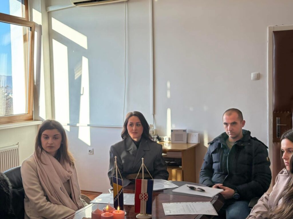 Potpisivanjem ugovora s Ministarstvom unutarnjih poslova HBŽ šest novih kadeta službeno započelo obuku za čin “mlađi inspektor”