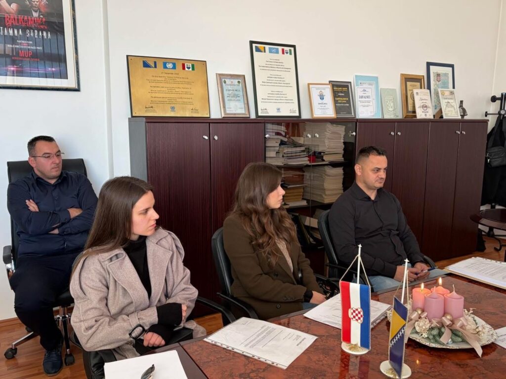 Potpisivanjem ugovora s Ministarstvom unutarnjih poslova HBŽ šest novih kadeta službeno započelo obuku za čin “mlađi inspektor”