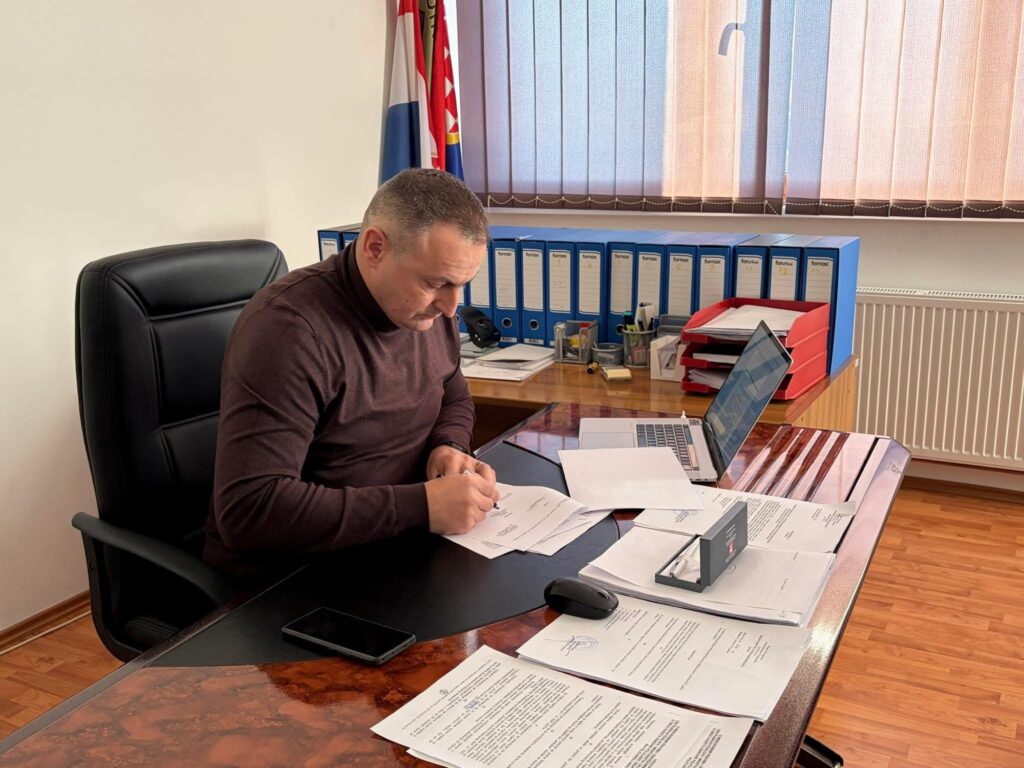 Potpisivanjem ugovora s Ministarstvom unutarnjih poslova HBŽ šest novih kadeta službeno započelo obuku za čin “mlađi inspektor”