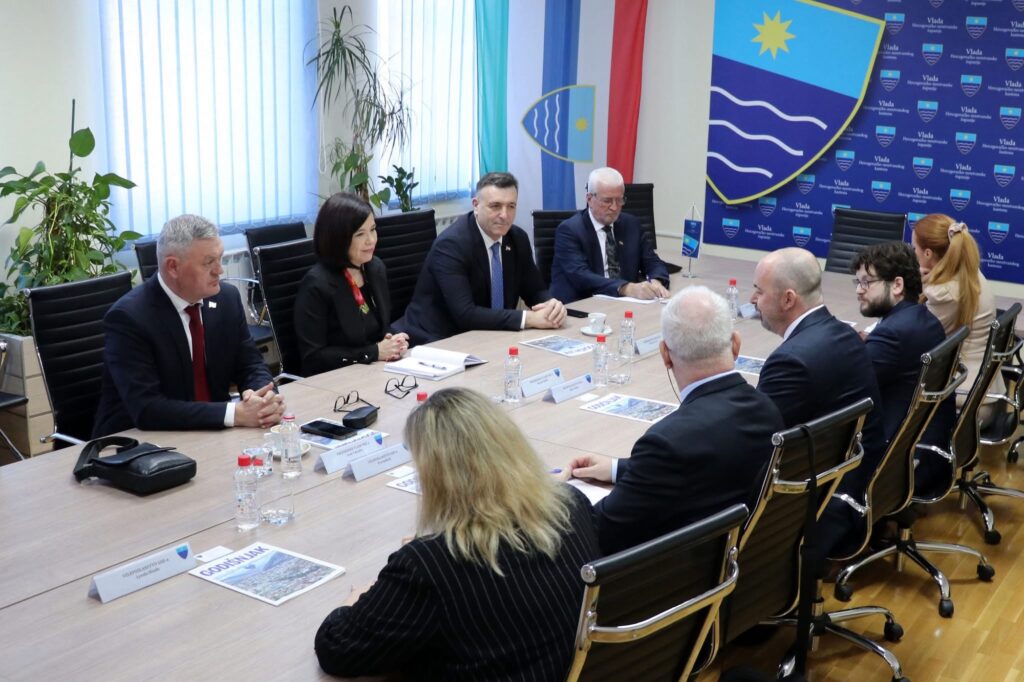 Predsjednik Vlade dr.sc. Ivan Vukadin na sastanku predsjednika županijskih vlada s otpravnikom poslova u Veleposlanstvu SAD – a Johnom Ginkelom