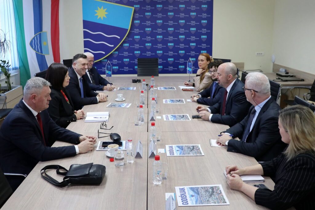 Predsjednik Vlade dr.sc. Ivan Vukadin na sastanku predsjednika županijskih vlada s otpravnikom poslova u Veleposlanstvu SAD – a Johnom Ginkelom