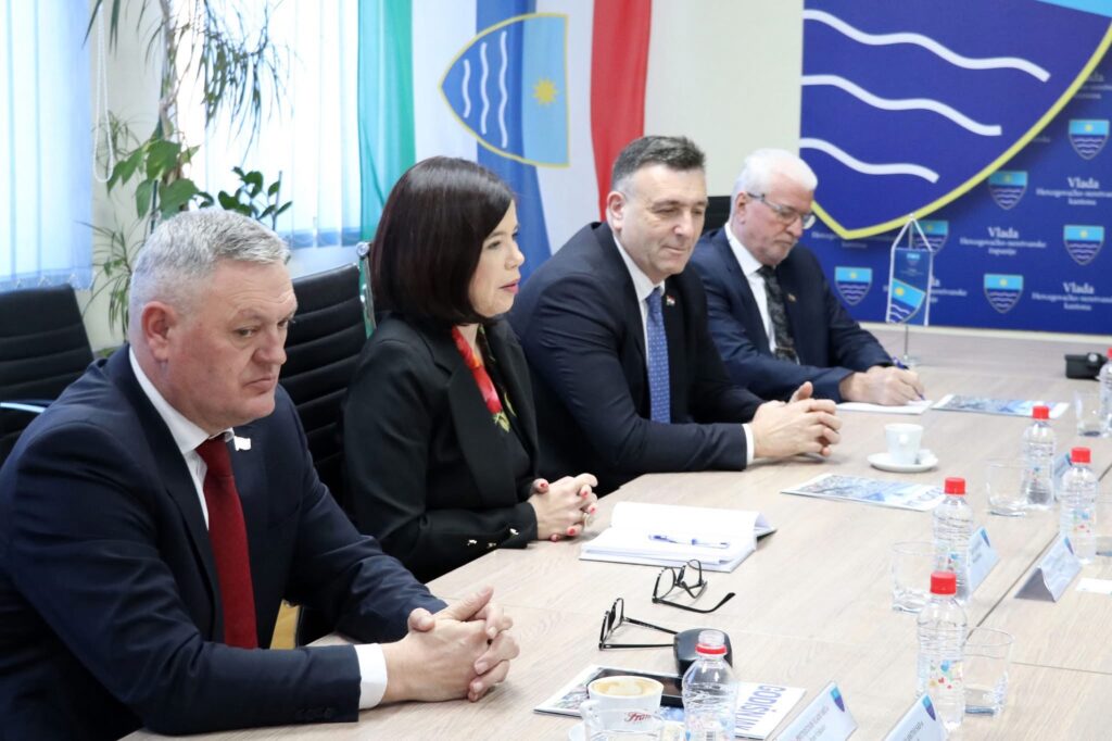 Predsjednik Vlade dr.sc. Ivan Vukadin na sastanku predsjednika županijskih vlada s otpravnikom poslova u Veleposlanstvu SAD – a Johnom Ginkelom