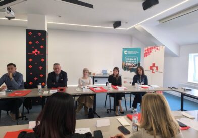 Predsjednik Vlade dr.sc. Ivan Vukadin i ministrica zdravstva Dijana Novković – Pećanac sudjelovali na okruglom stolu u Domu zdravlja Tomislavgrad o edukaciji u hitnoj medicini