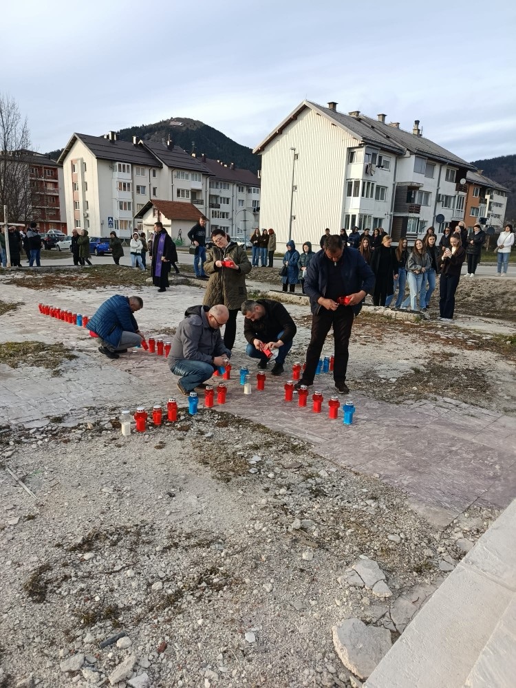 Na temeljima porušene crkve sinoć molitva i paljenje svijeća u spomen na travanj 1992.