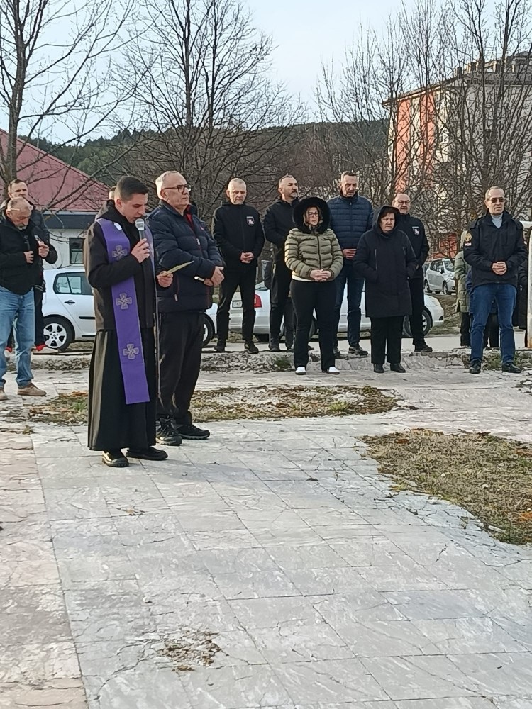 Na temeljima porušene crkve sinoć molitva i paljenje svijeća u spomen na travanj 1992.